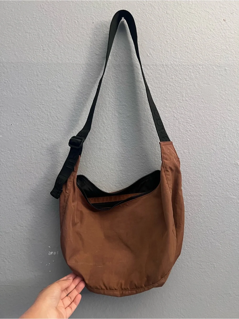 BAGGU Crescent Shoulder Bag in Brown with Black Strap